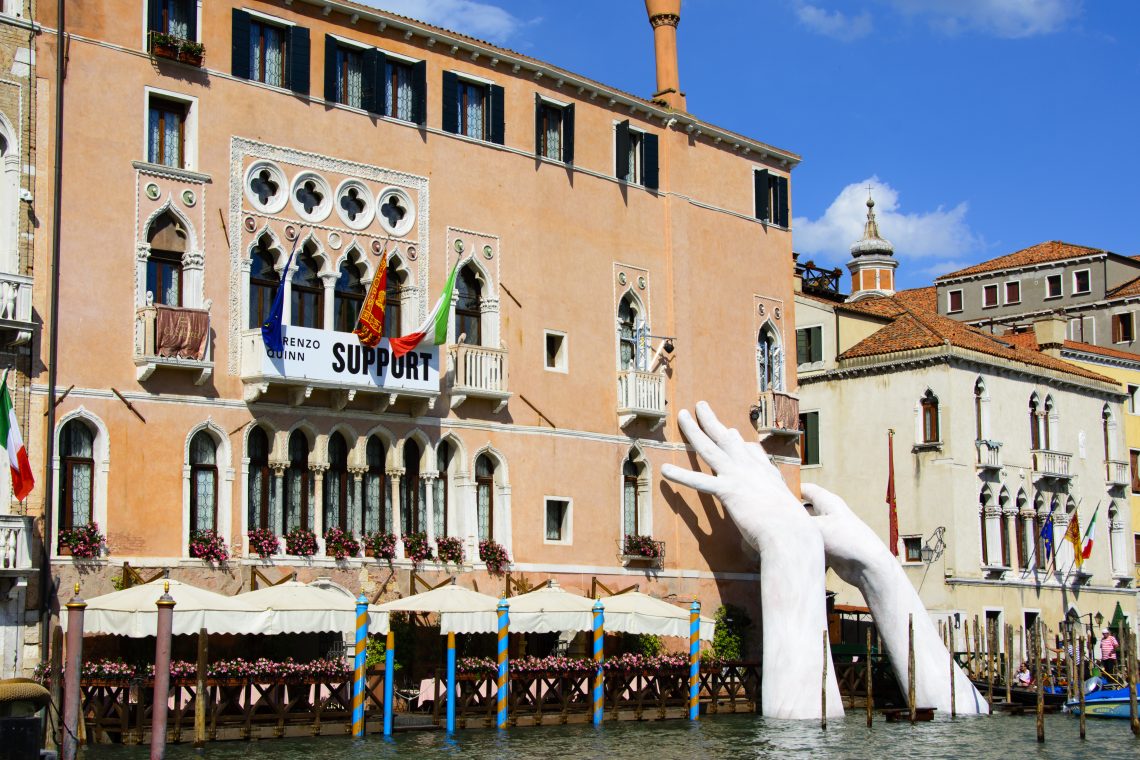 support Lorenzo Quinn venedig 2