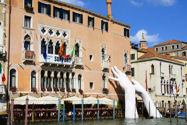 support Lorenzo Quinn venedig 2