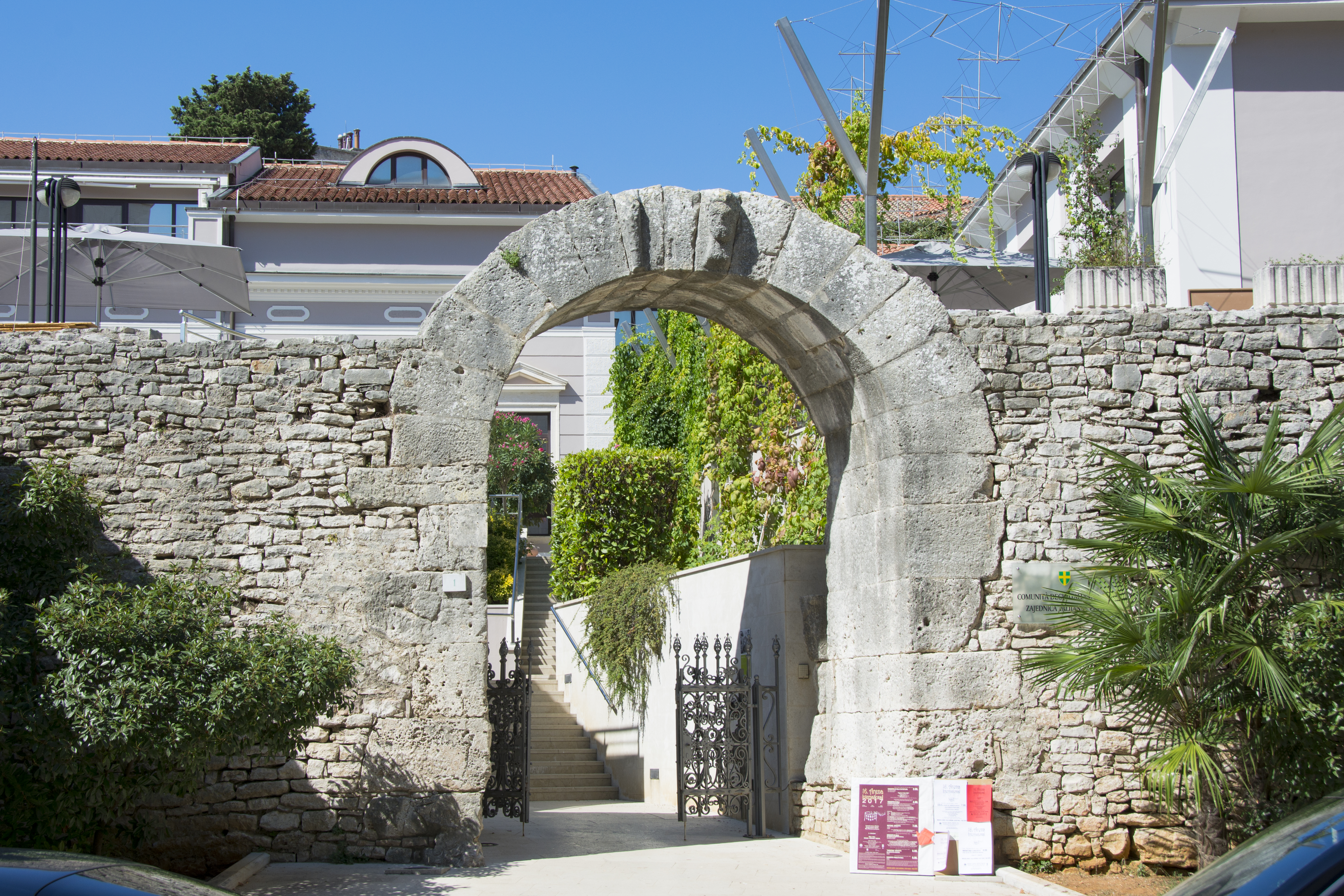 the gate of hercules pula kroatien