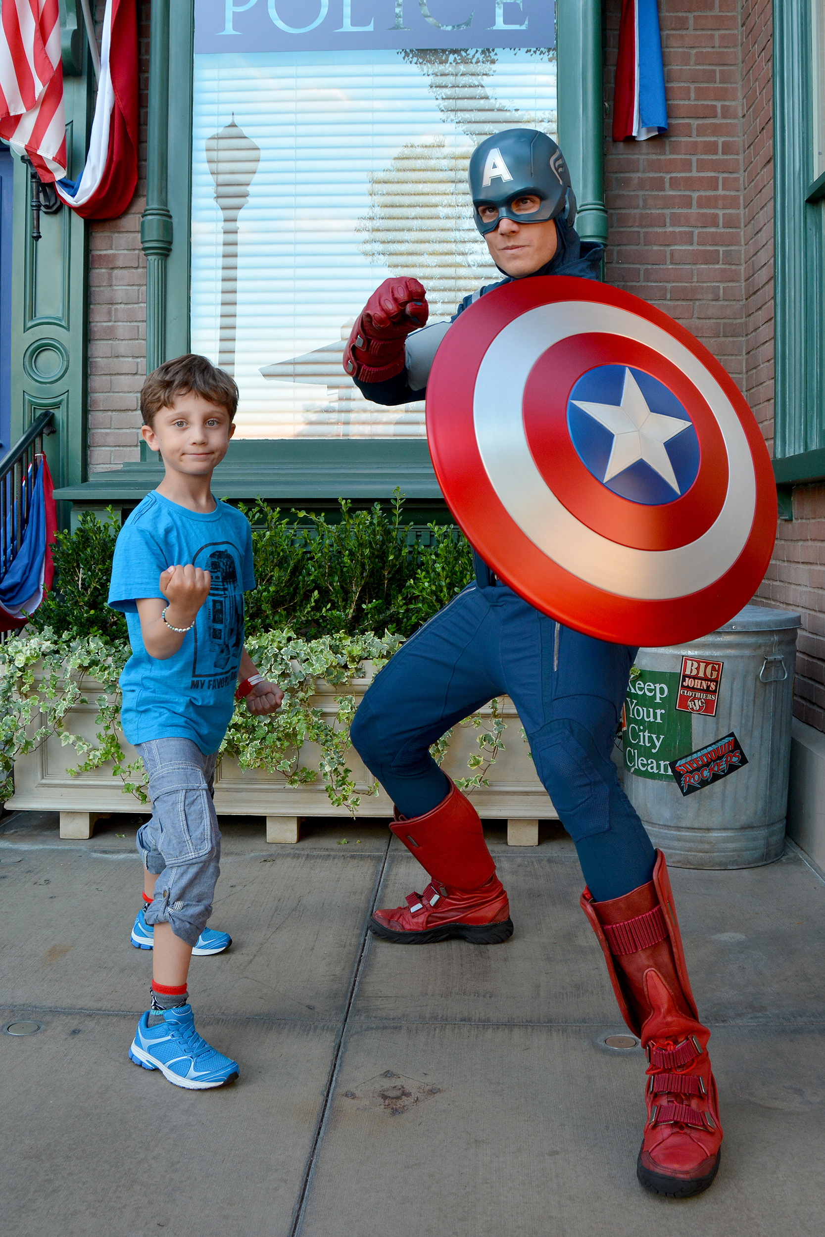 William och Captain America på Disneyland. 
