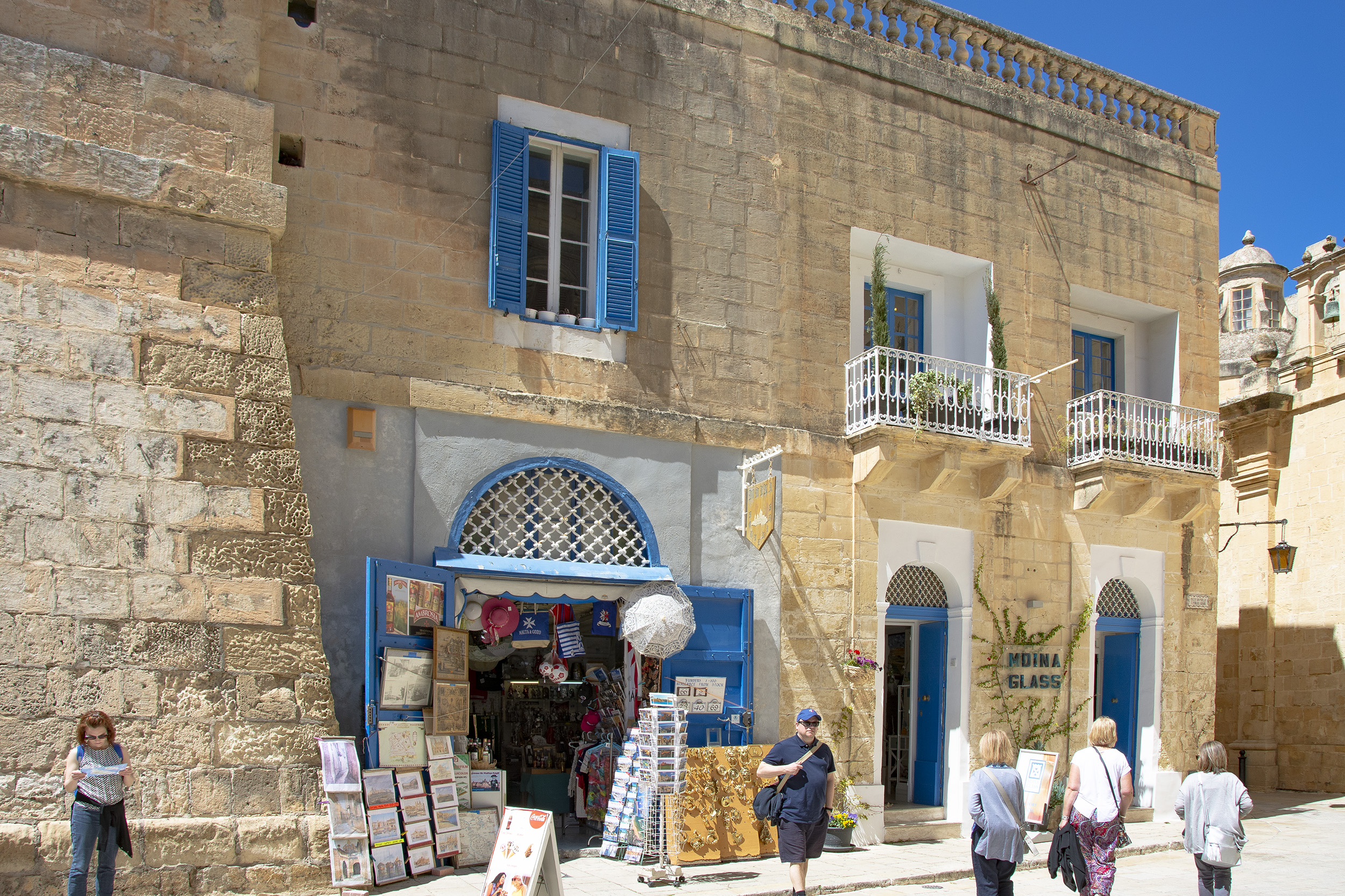 Hus med blå fönster i Mdina på Malta