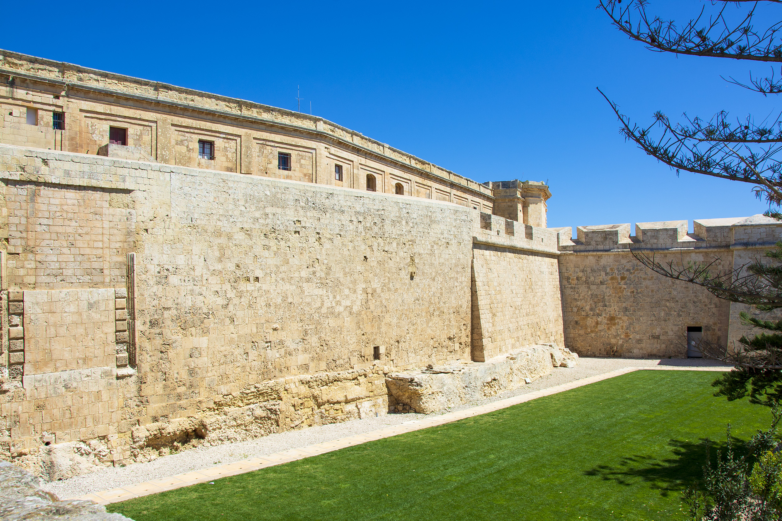 Den rejäla stadsmuren runt Mdina. 