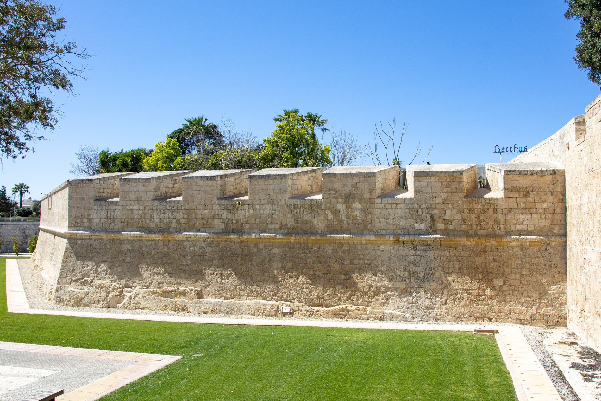 Den rejäla stadsmuren runt Mdina. 