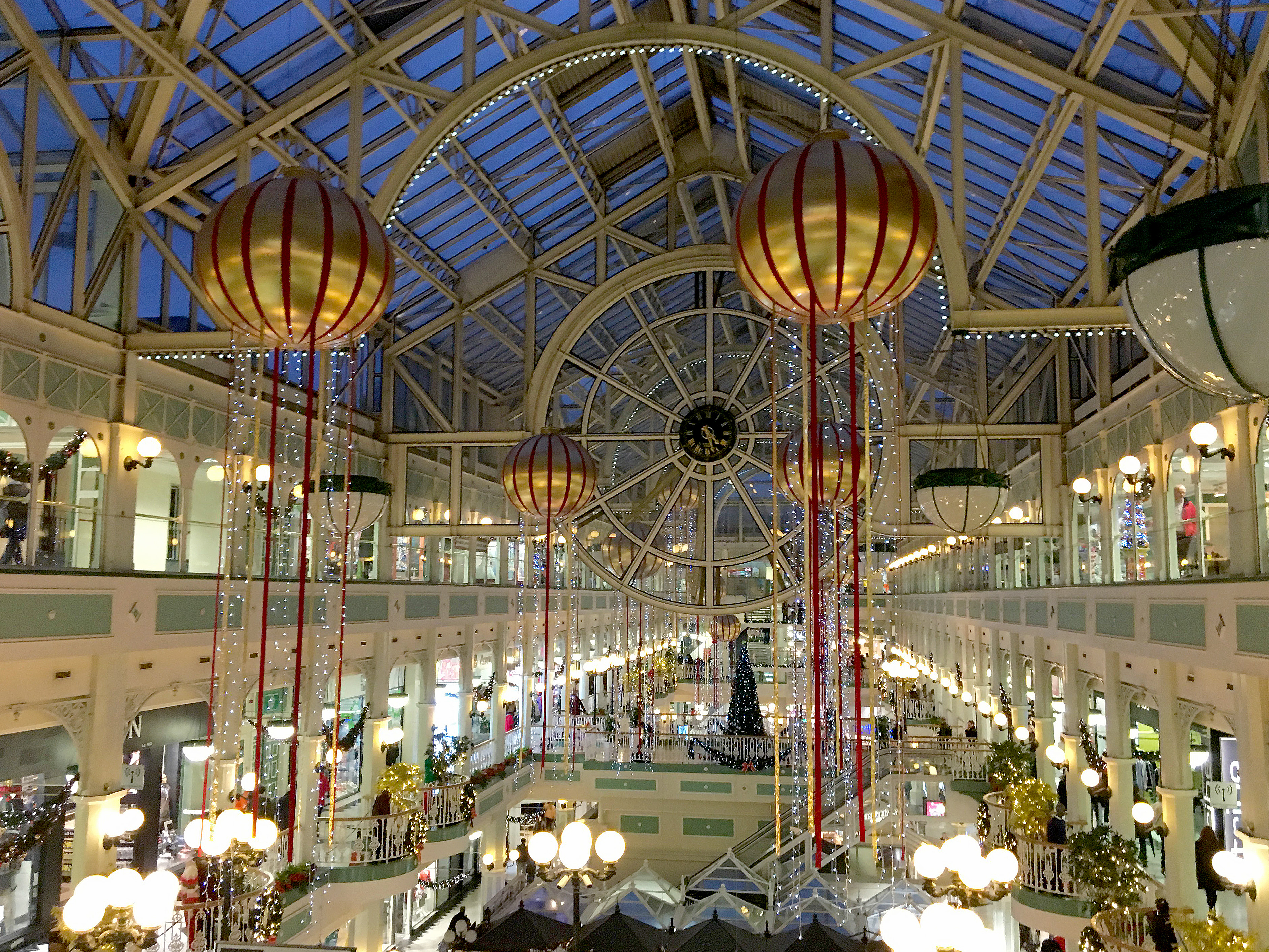 Ett julpyntat Dublin Stephen’s Green Shopping Centre