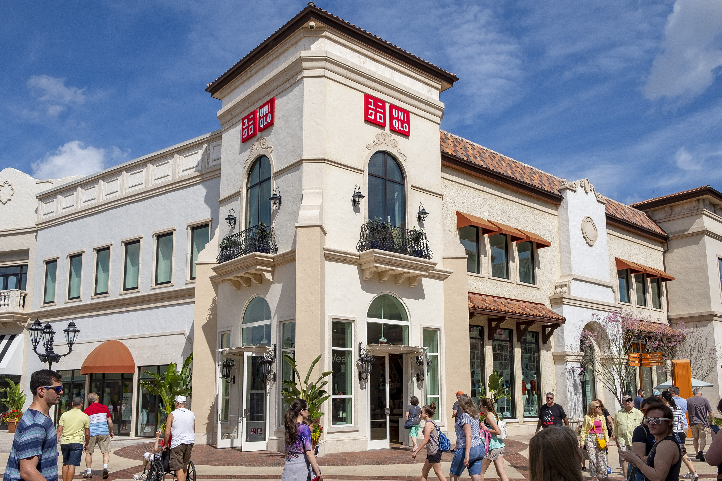 Disney Springs Uniqlo