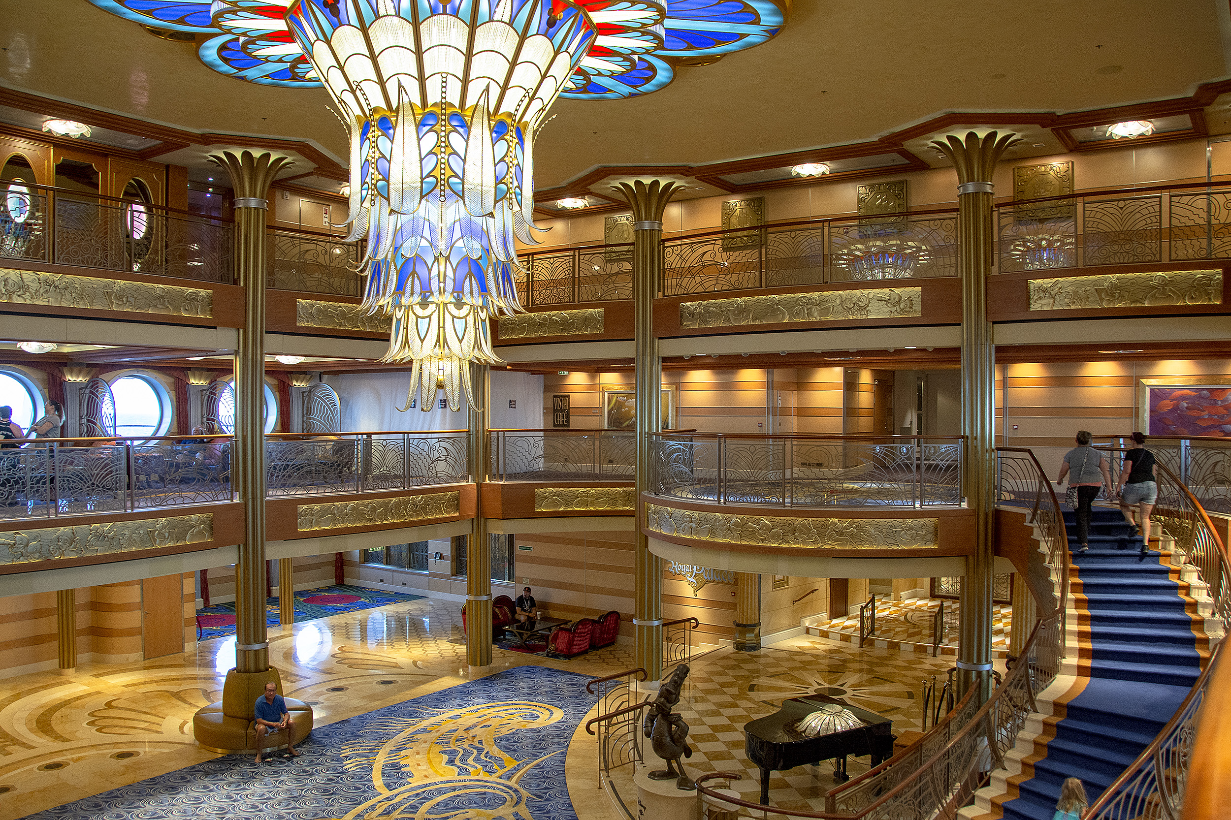 atrium disney dream disneykryssning