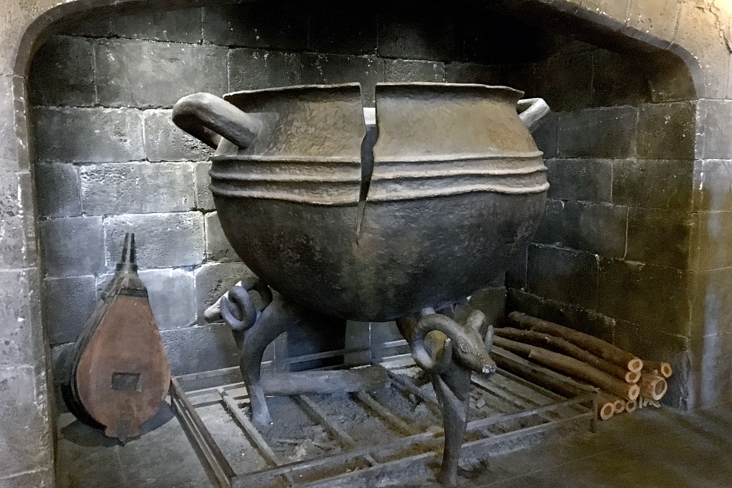 The leaky cauldron. Diagon Alley. The wizarding world of harry potter. 