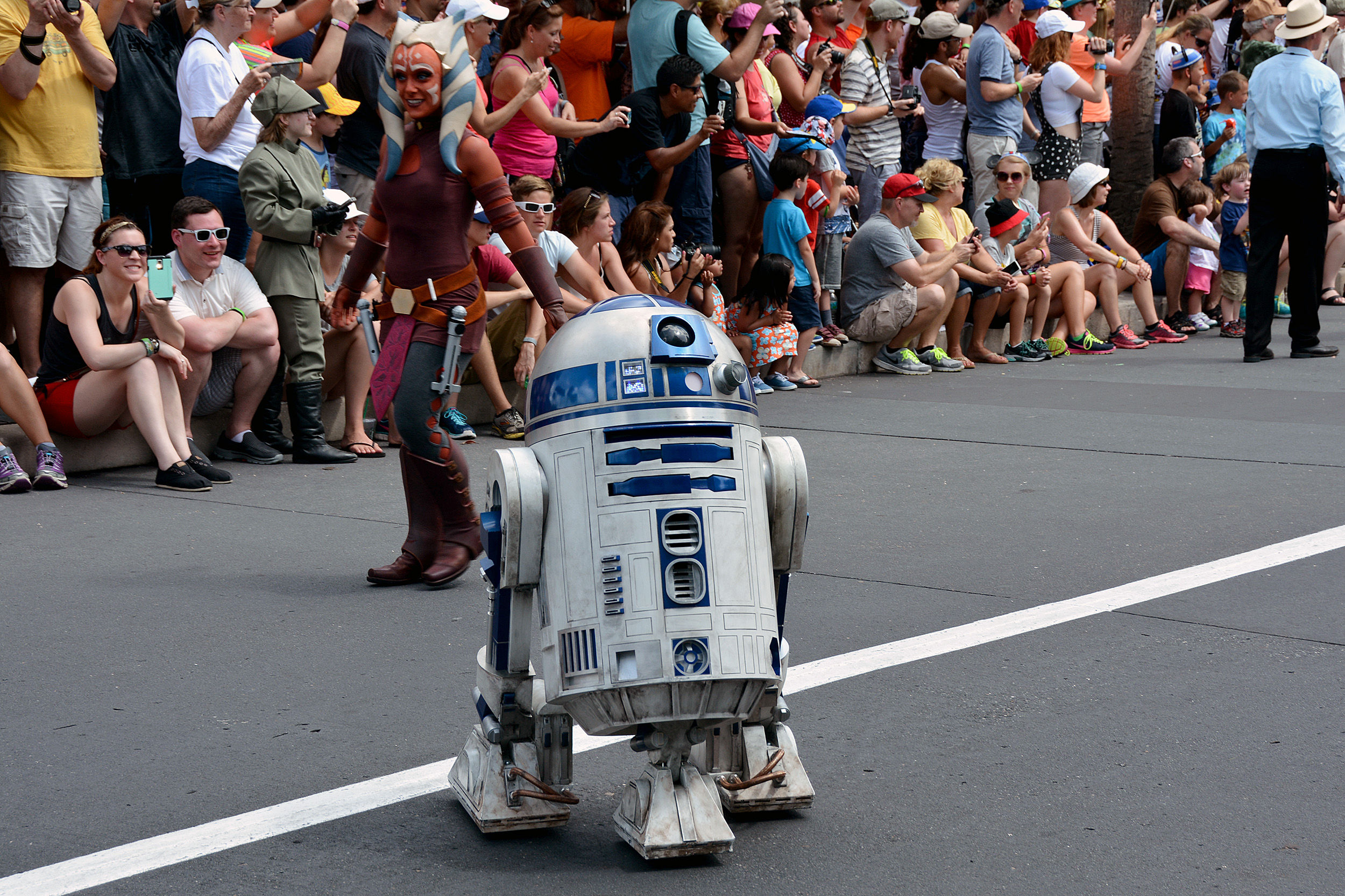 R2-D2 med Ahsoka Tano i bakgrunden. 