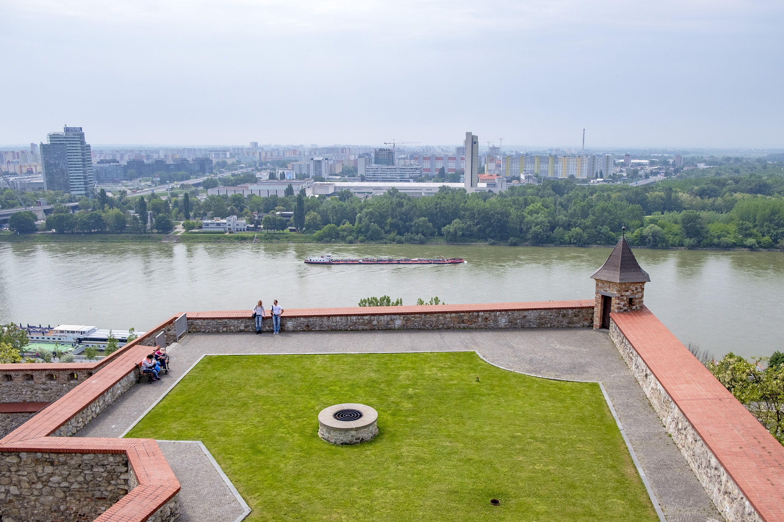 Utsikt över Donau och Bratislava. 