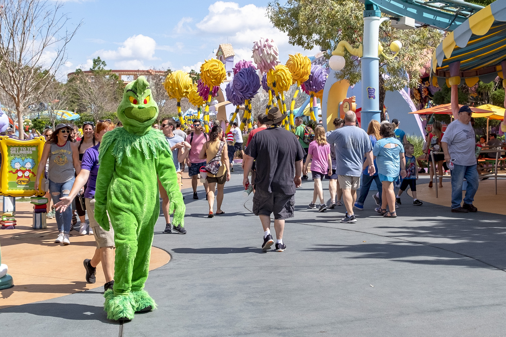 Grinchen promenerar omkring i Seuss Landing. 