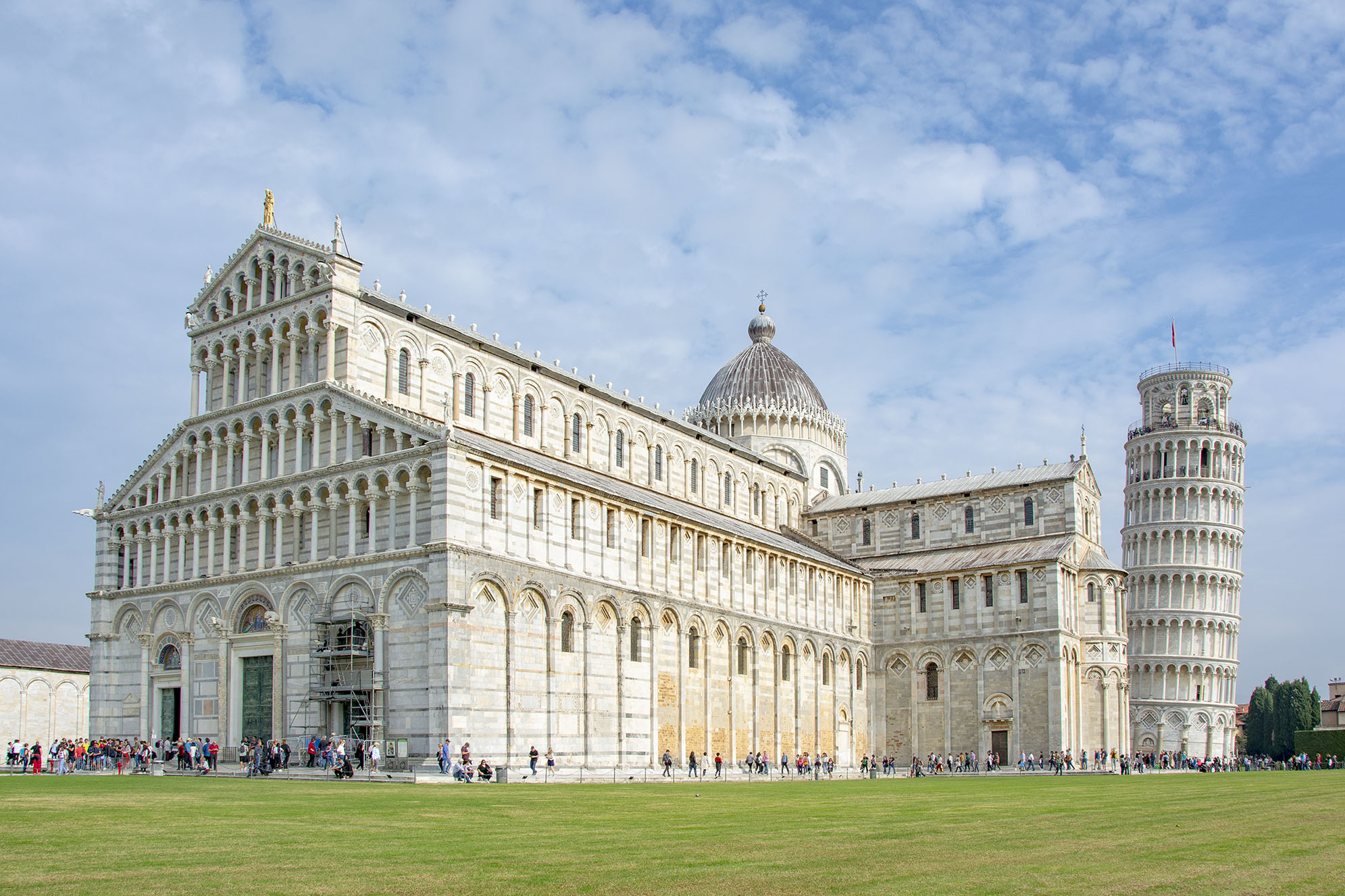  Duomo di Pisa med lutande tornet i bakgrunden. 