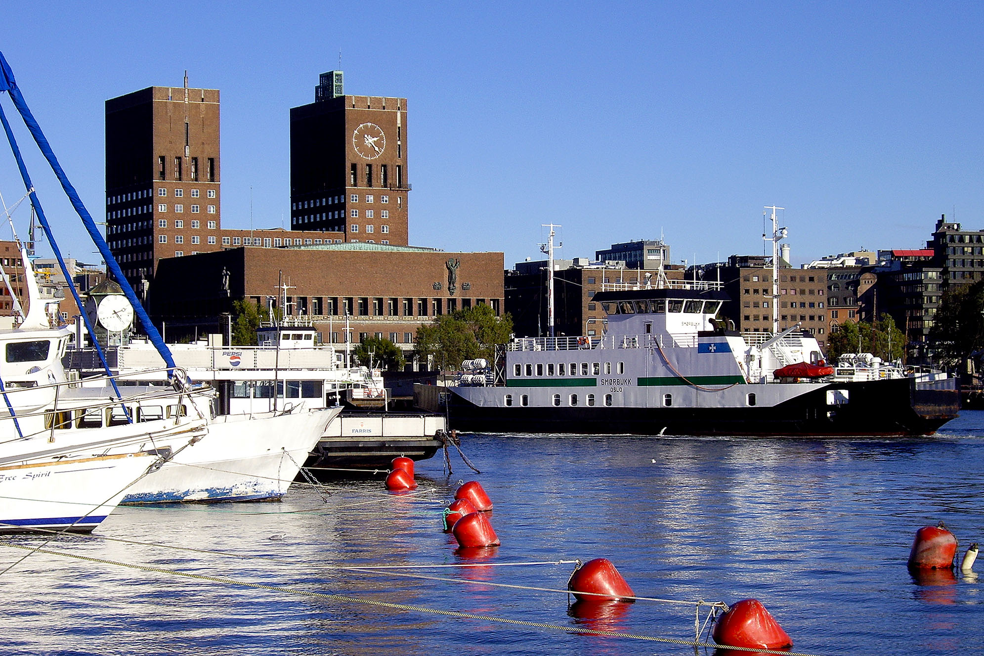 Oslo rådhus från Aker Brygge. Huvudstäder. 