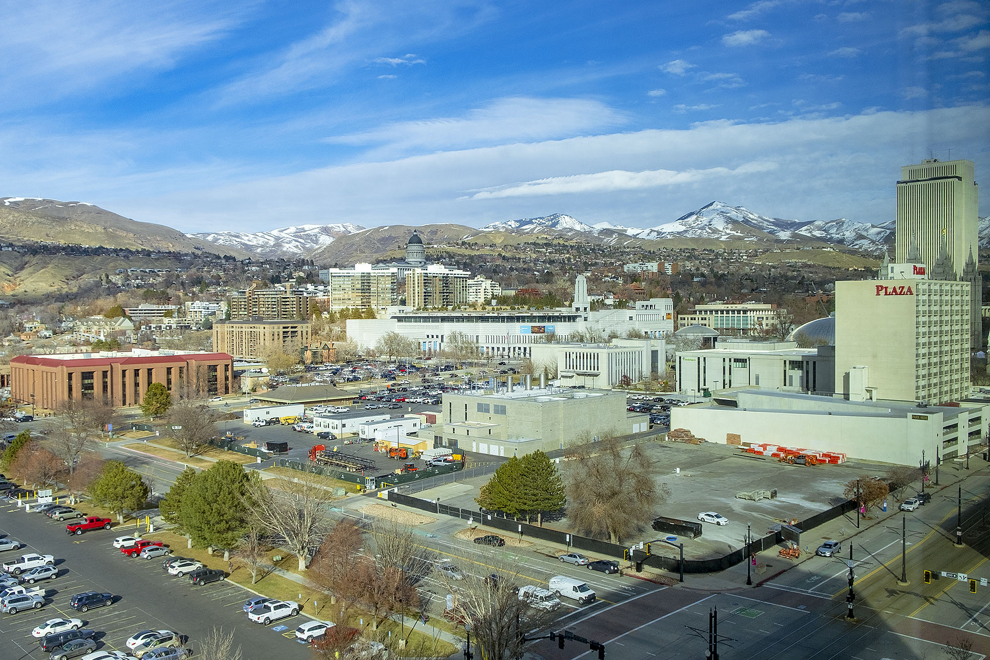 Utsikt från mitt hotellrum över Salt Lake City. Utah State Capitol Building, Family HIstory Library och Temple Square. 