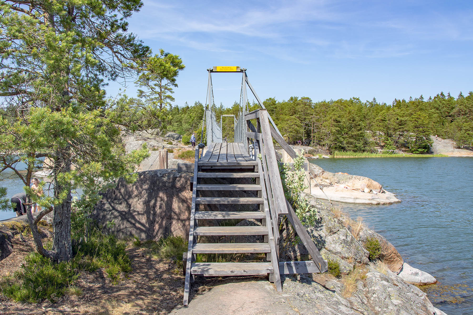 Stendörrens naturreservat och hängbro på ön Äspskär.
