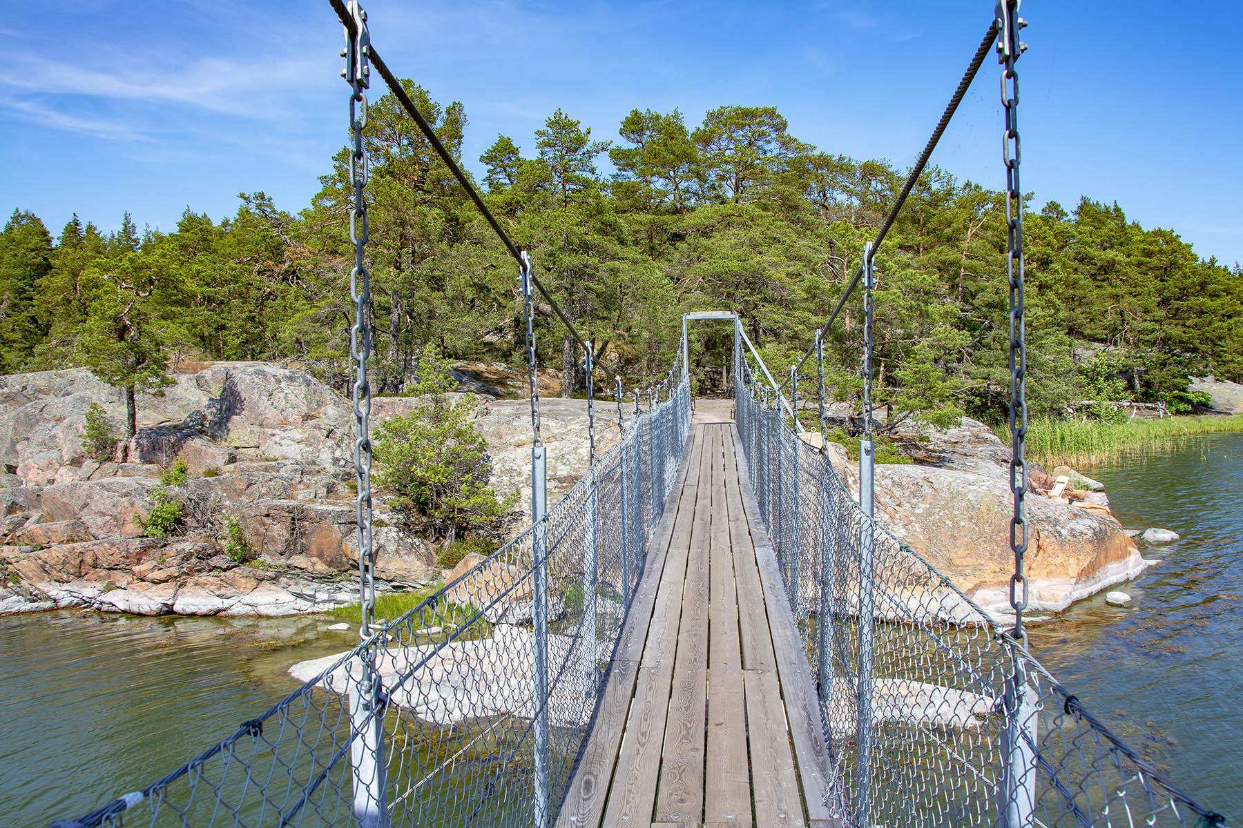 Stendörrens naturreservat med hängbro till ön Äspskär. 