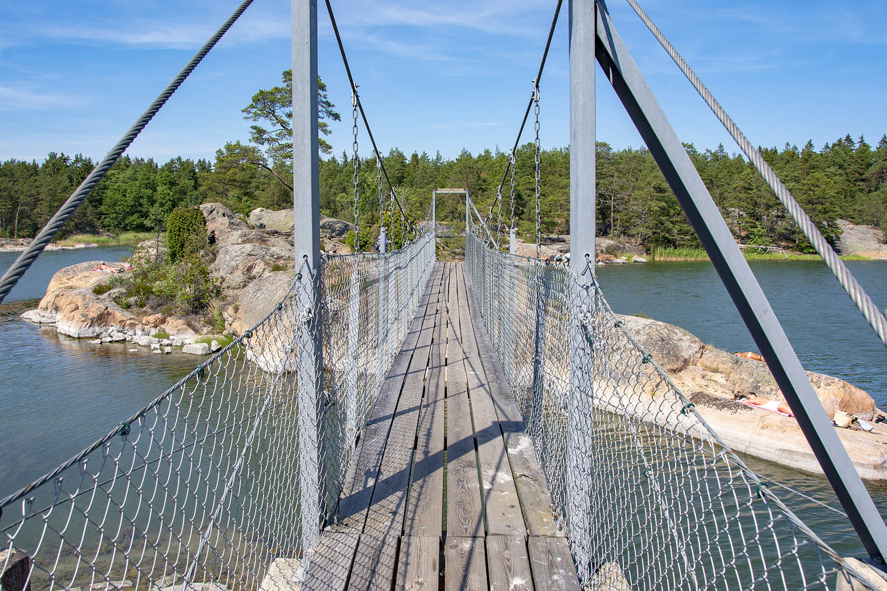 Stendörrens naturreservat och hängbro på ön Äspskär.