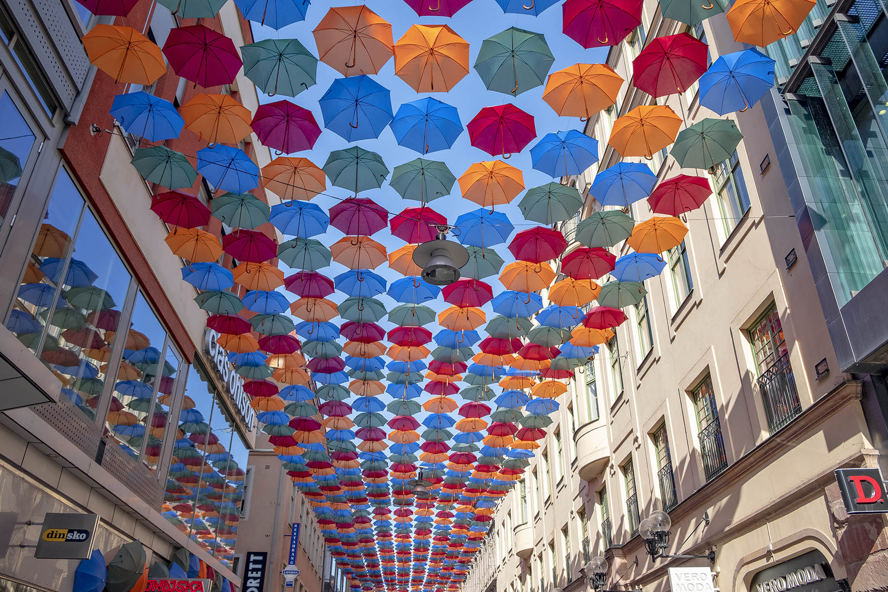 Umbrella Sky Projekt paraplyer på Drottninggatan i Stockholm