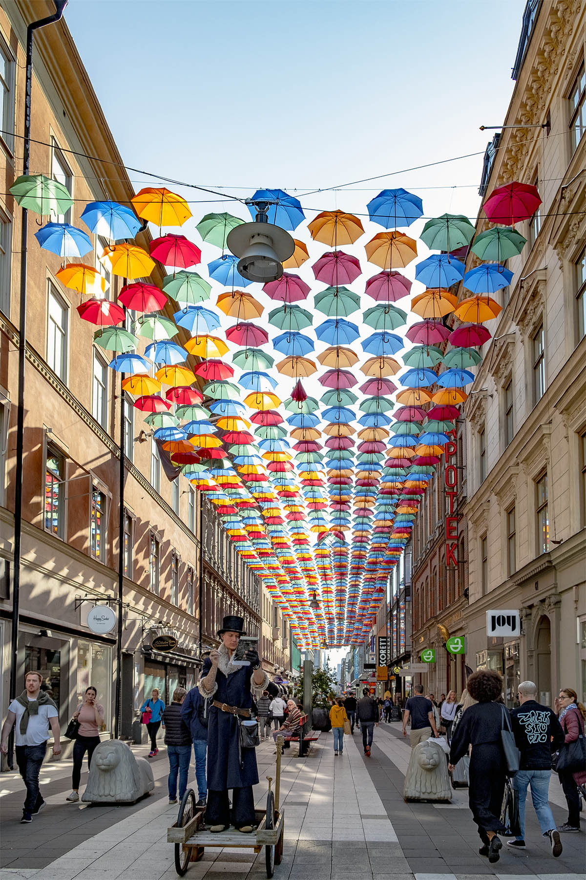 Paraplyer på Drottninggatan i Stockholm