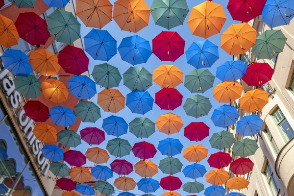 Umbrella Sky Projekt paraplyer på Drottninggatan i Stockholm