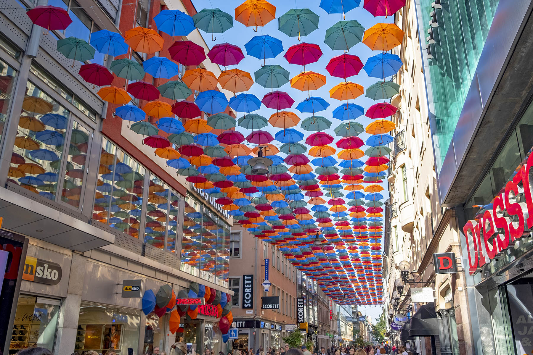 Umbrella Sky Projekt paraplyer på Drottninggatan i Stockholm