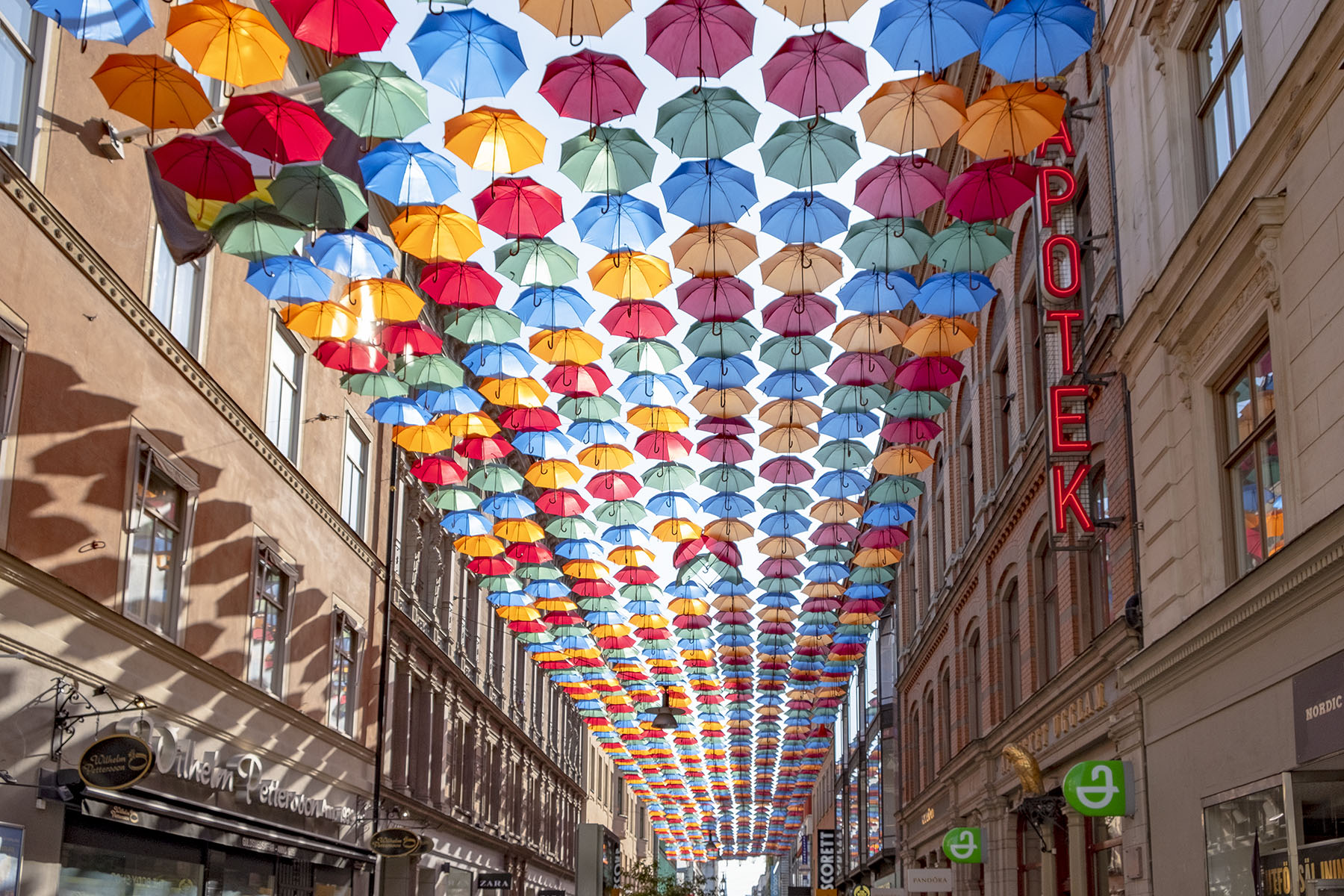 Umbrella Sky Projekt paraplyer på Drottninggatan i Stockholm