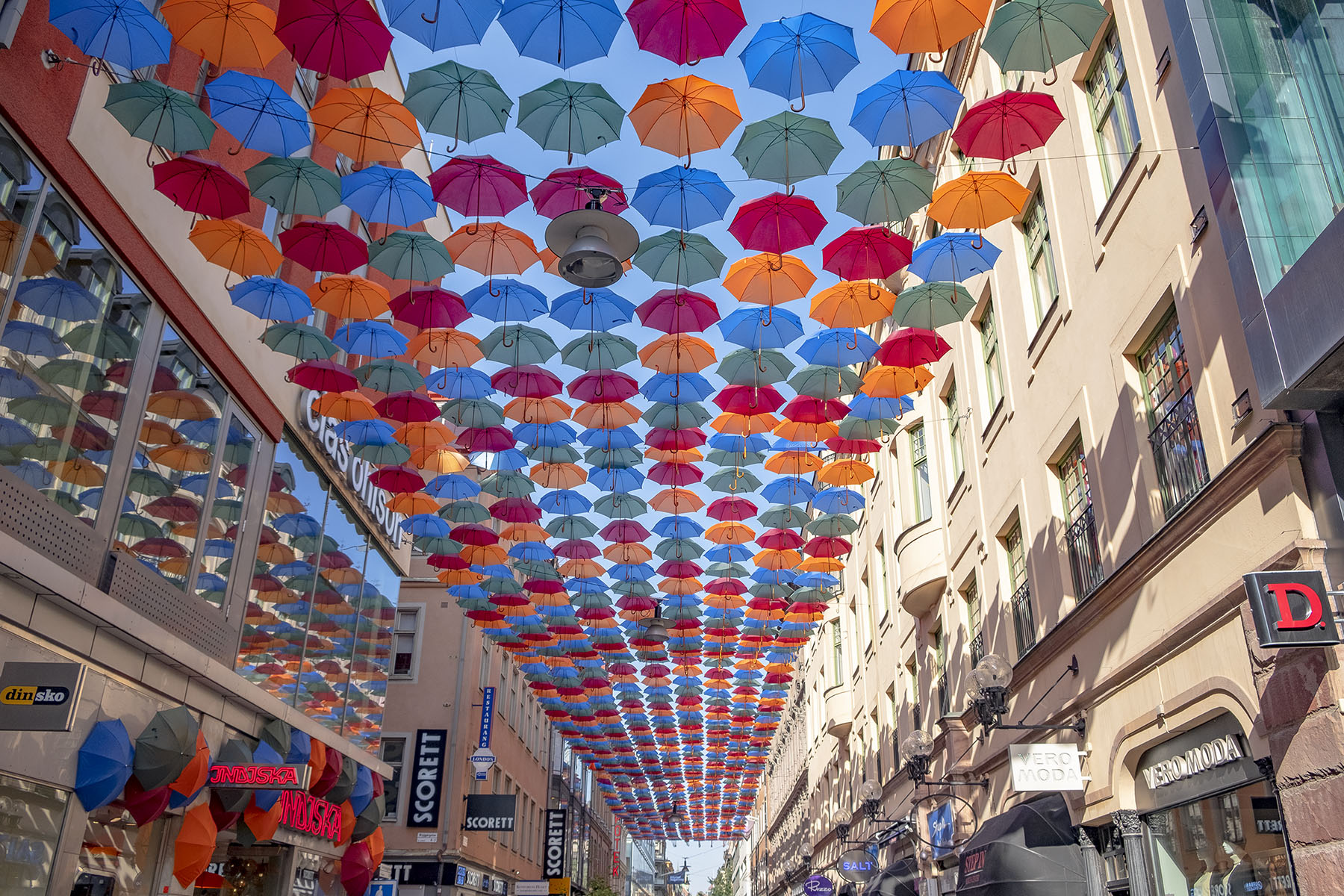 Umbrella Sky Projekt paraplyer på Drottninggatan i Stockholm