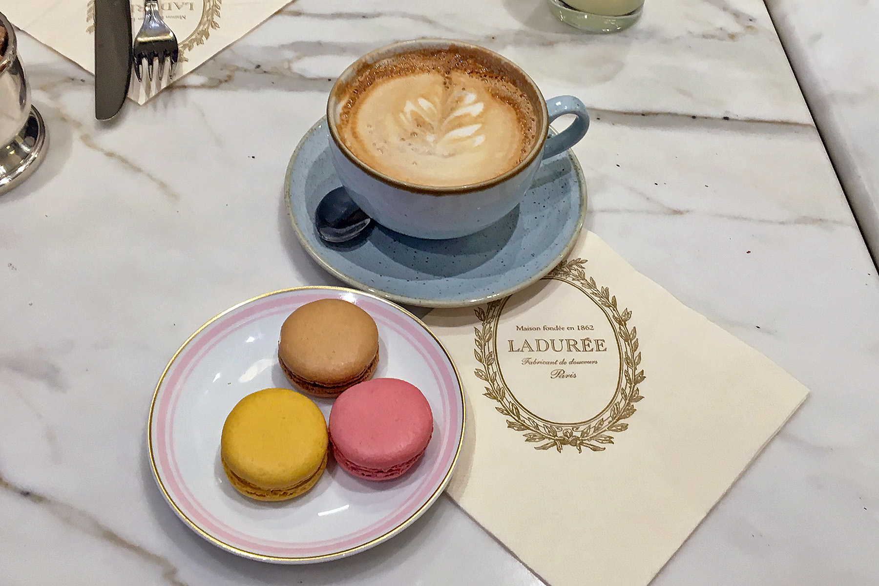 Macarons på Ladurée i Dublin. Matställen i Dublin. 