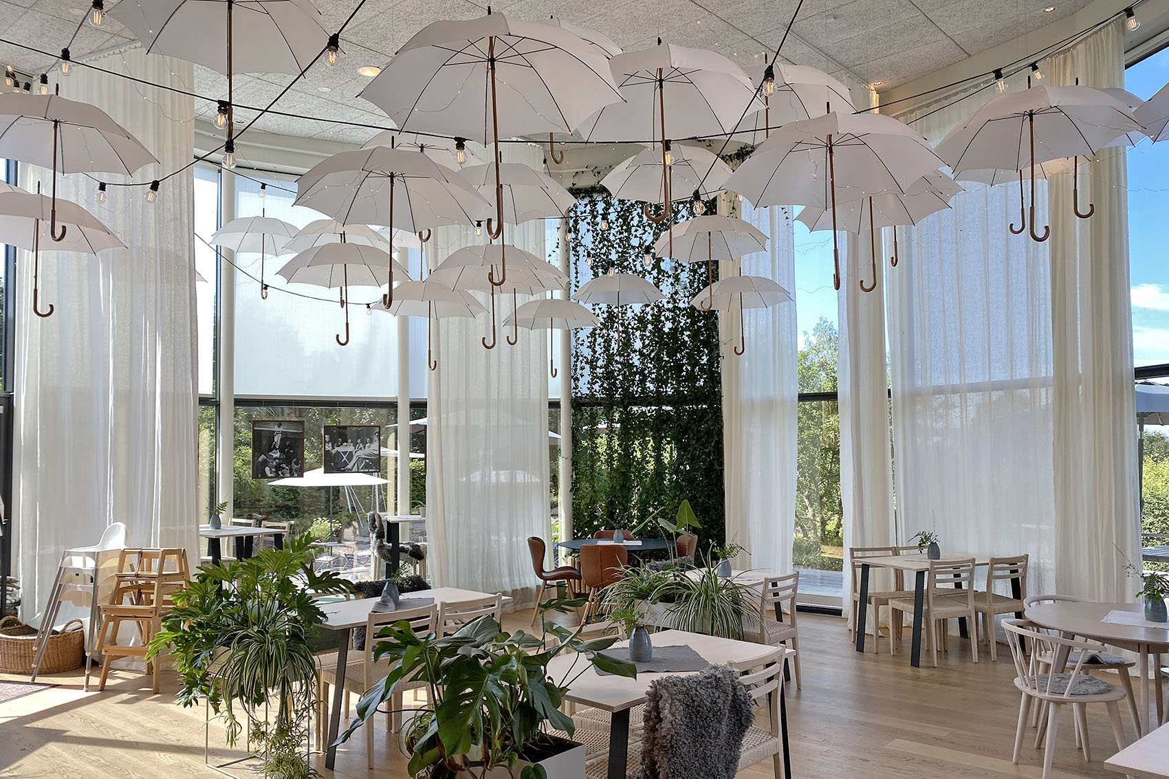 Astrid Lindgrens Näs Restaurang med paraplytak