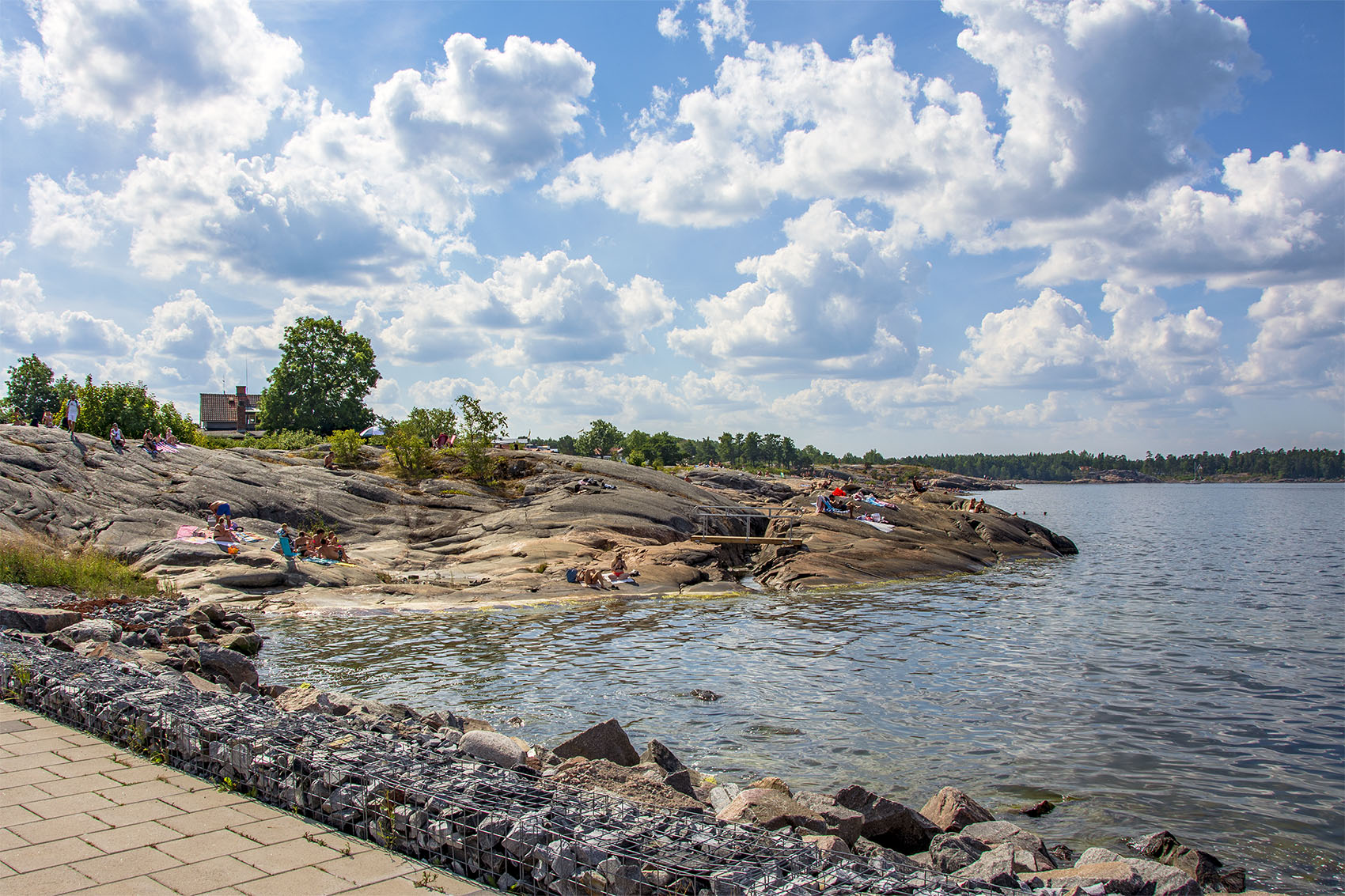 Klippor vid havet i Öregrund 