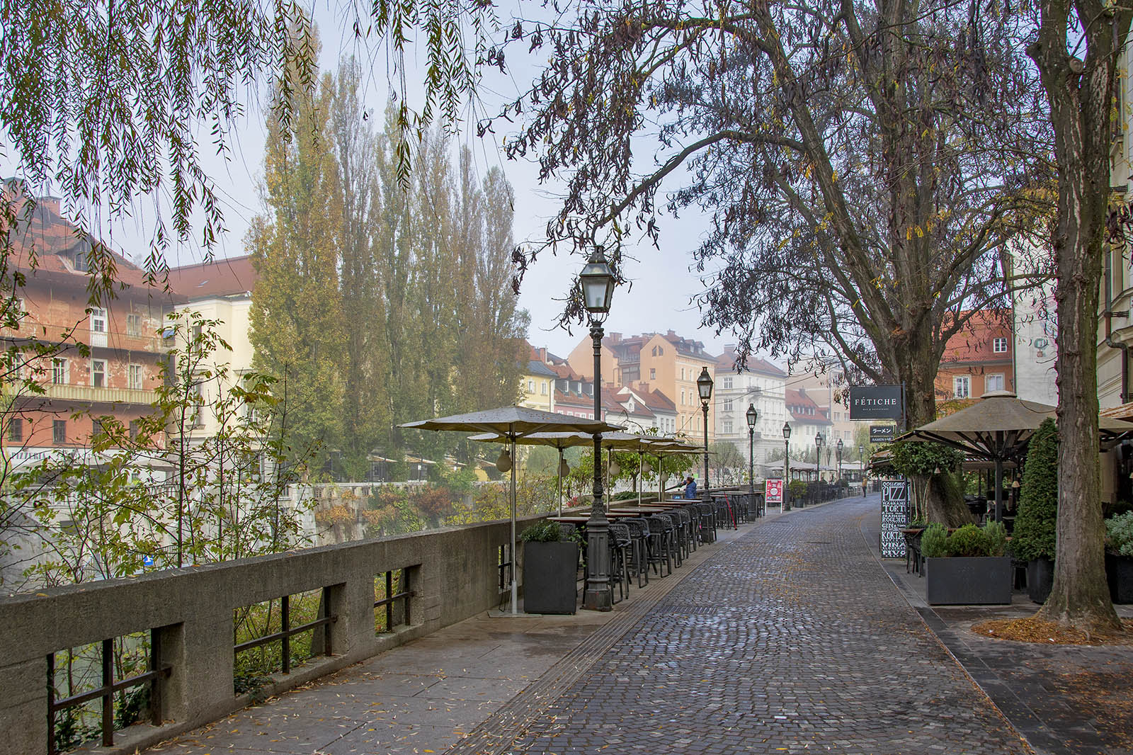 Morgonpromenad genom dimmigt Ljubljana