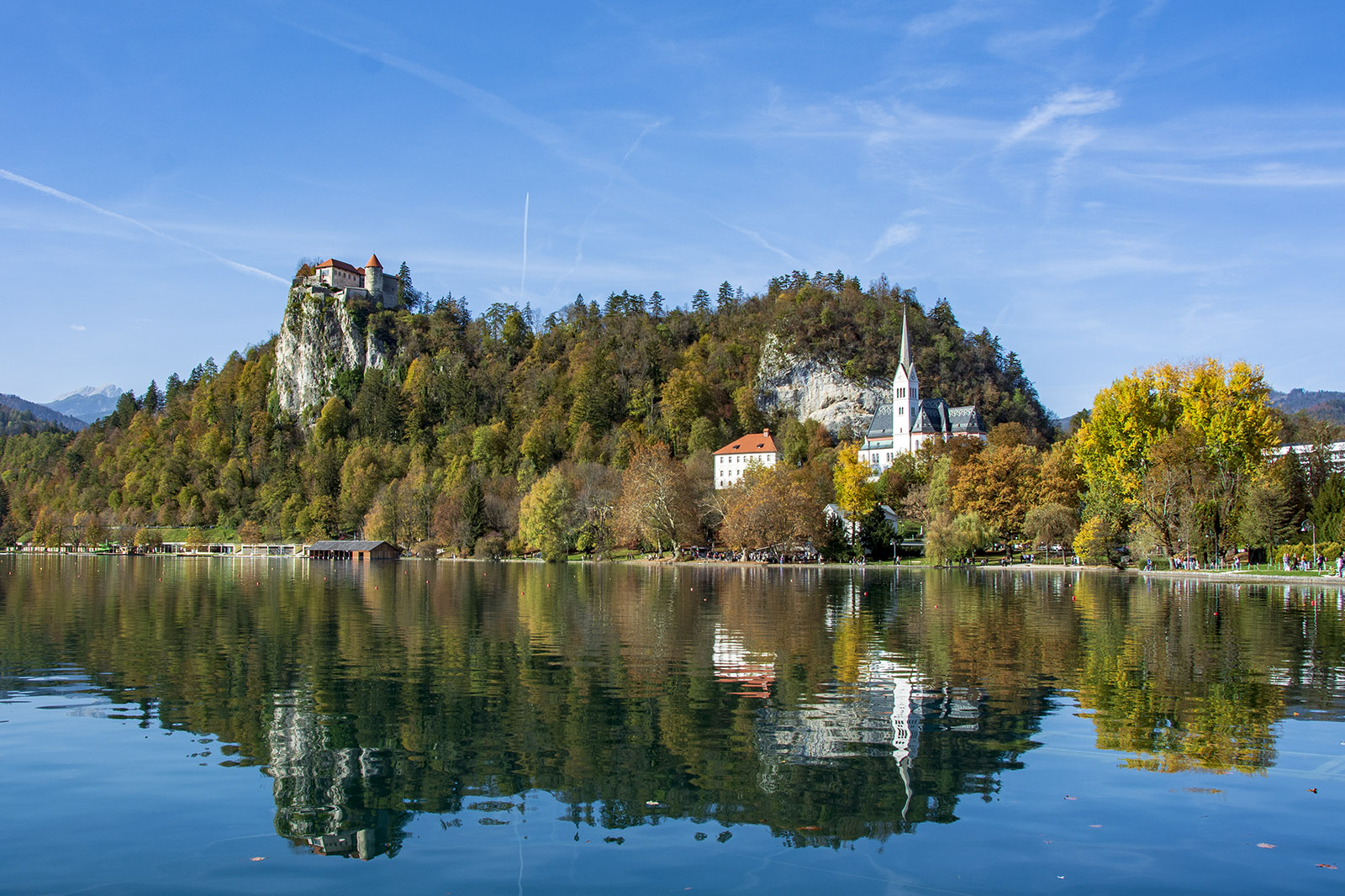Lake Bled med Bled Castle och kyrkan