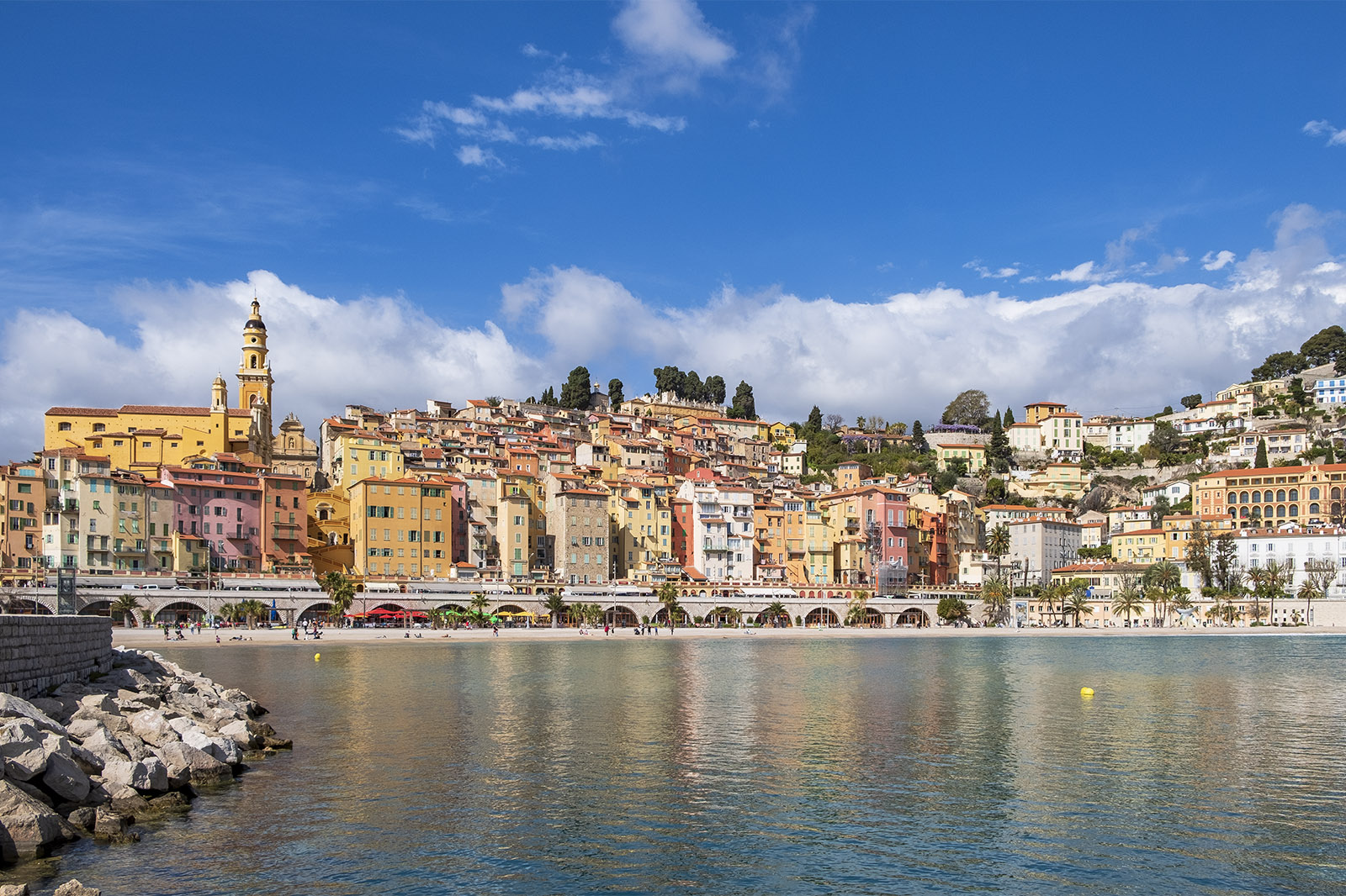 Färgglada hus i Menton, Frankrike