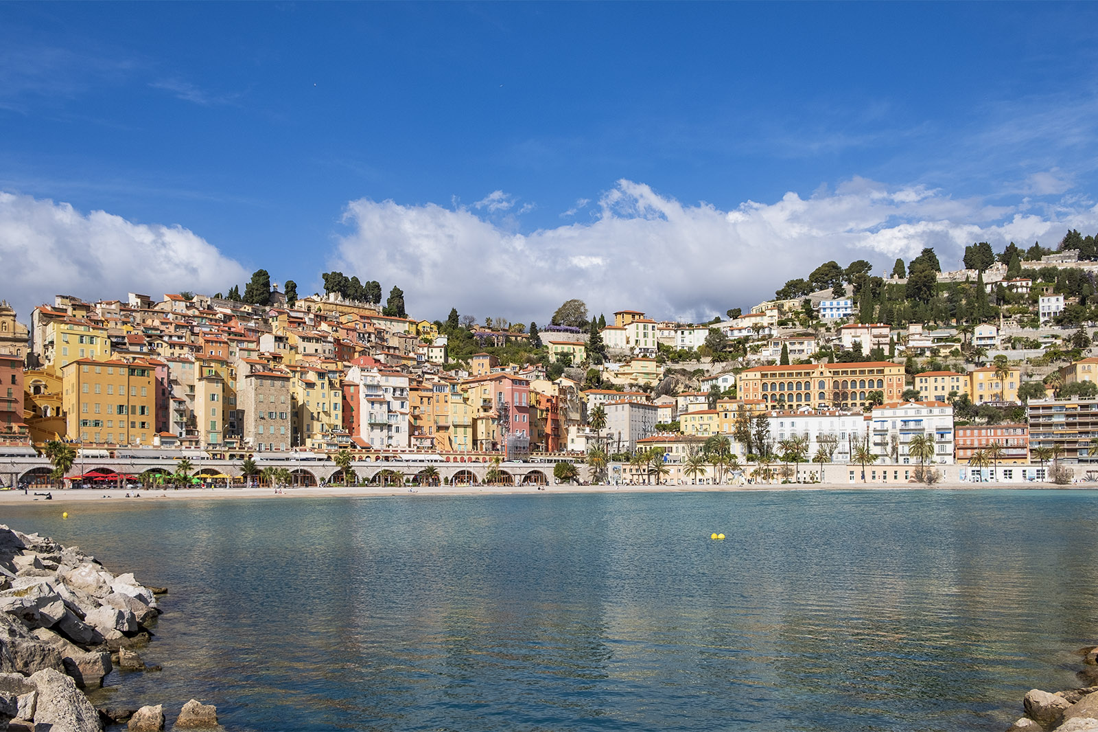 Färgglada hus i Menton, Frankrike