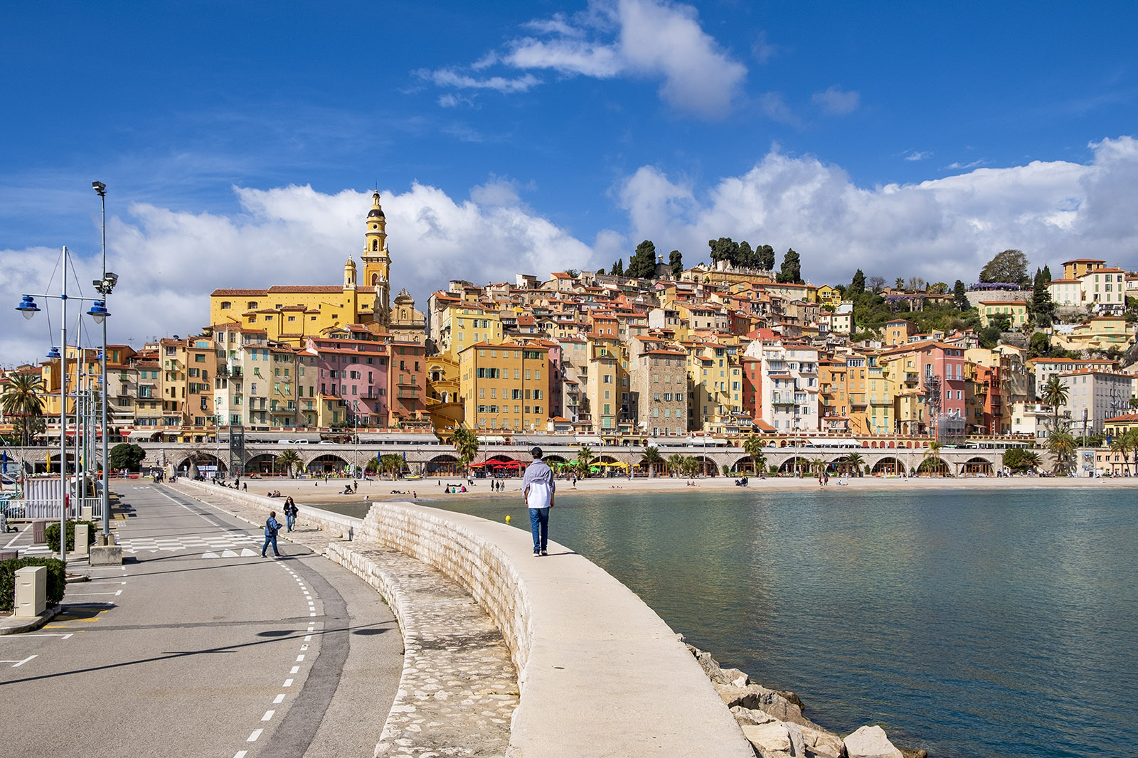 Färgglada hus i Menton, Frankrike