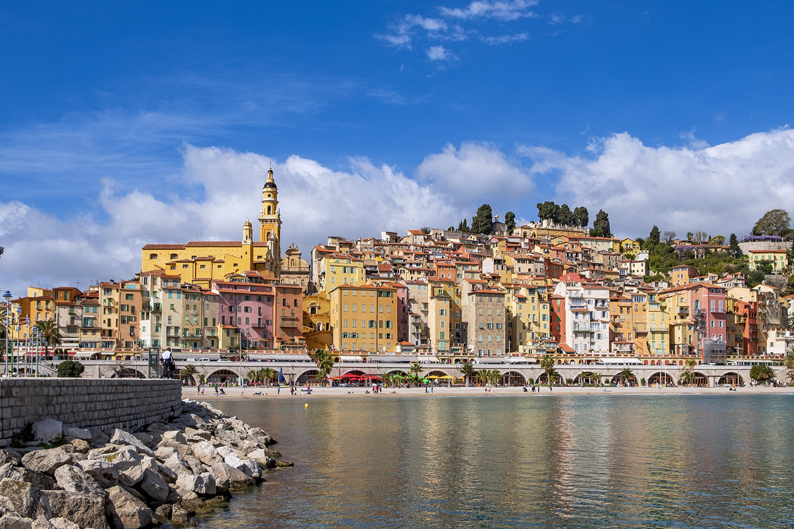 Färgglada hus i Menton, Frankrike