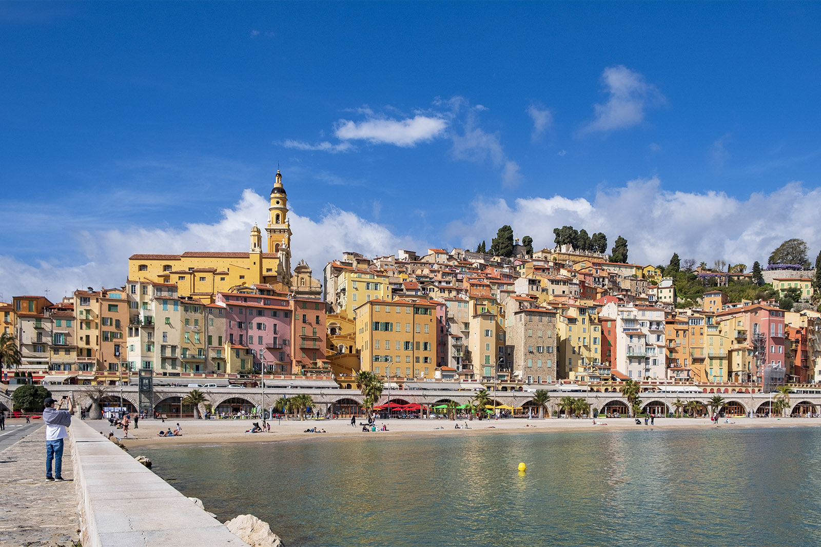 Färgglada hus i Menton, Frankrike