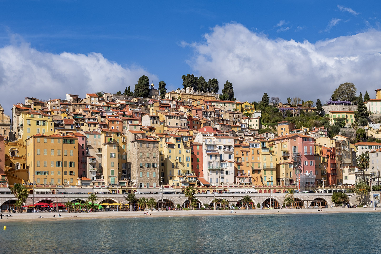 Färgglada hus i Menton, Frankrike